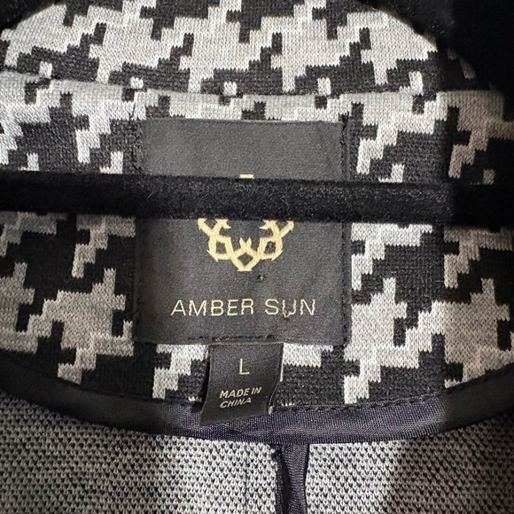 Chic Black and Gray Houndstooth Blazer - Picture 2 of 4